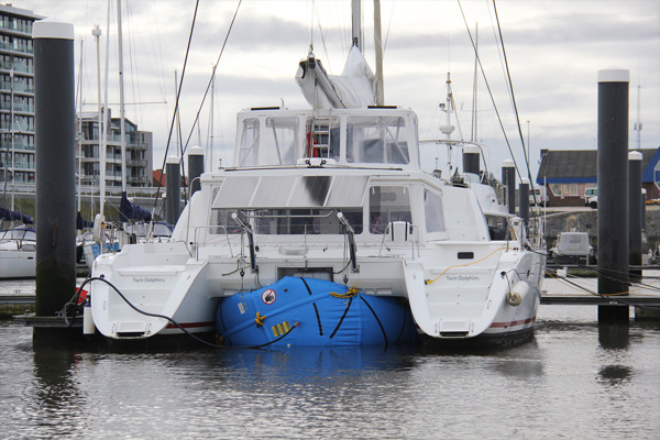 Sistema di sollevamento galleggiante per catamarani
