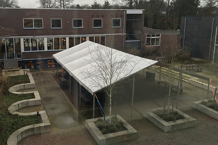 Tijdelijke schoolpein overkapping