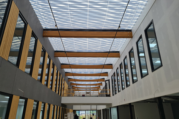 Binnenin Het Atrium Onder Het Etfe Luchtkussendak