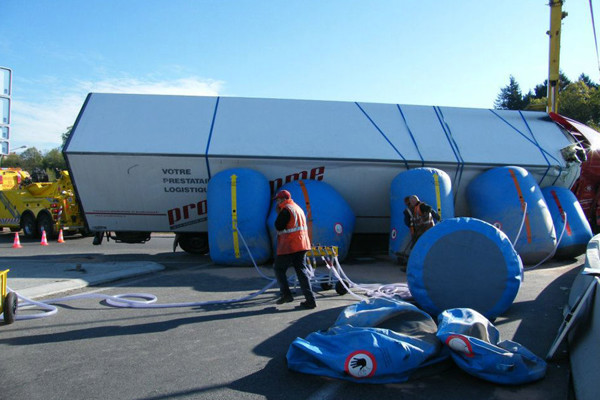 Hydraulic lift systems for trucks