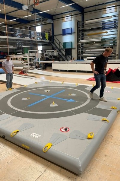 Plateforme d'atterrissage de 5x5 mètres avec cercle d'atterrissage et flèche de direction du vent