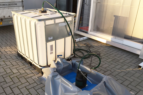 Water pump for mobile floors