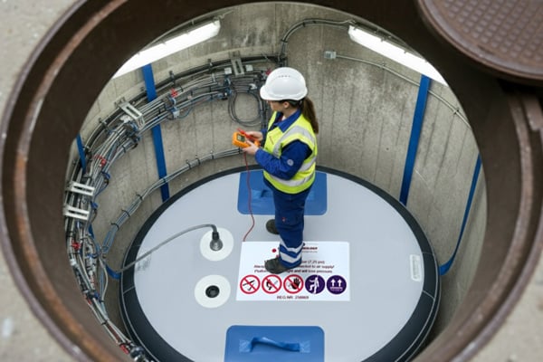 Onderhoudswerkzaamheden Op Een Opblaasbaar Werkplatform In Een Droger