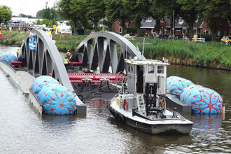 Brug verplaatsen over water