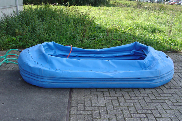 Inflatable cow bath