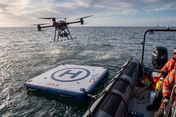 Drone landt op drijvende opblaasbare landing pad bij een offshore windpark