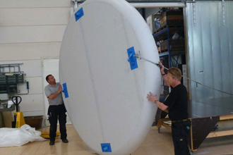 Compact inflatable closures for tubes