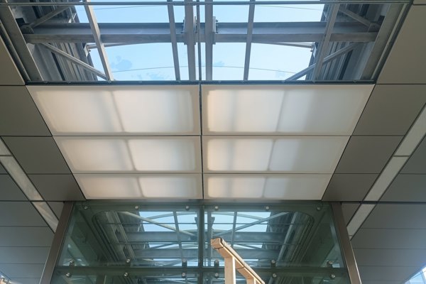 ETFE-Deckenpaneele unter dem Dachlicht an einem Treppenaufgang