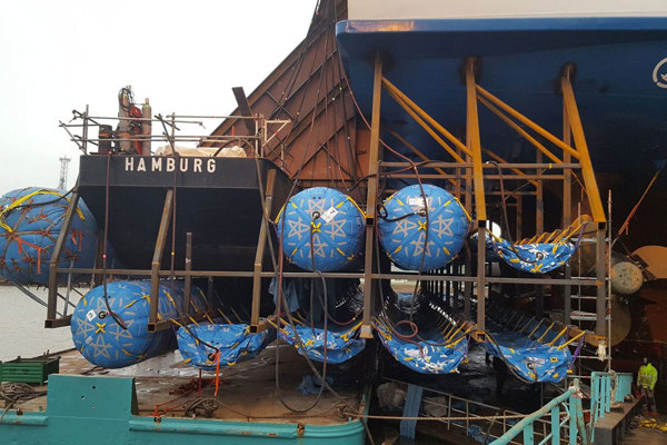Montage Drijvers Aan Schip