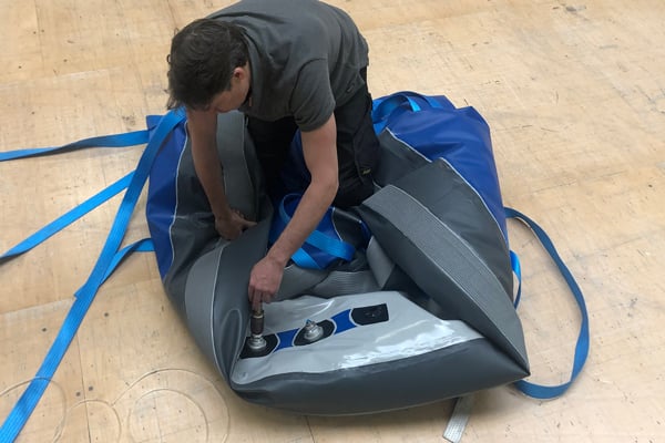 Industriële silo met een tijdelijk opblaasbaar inspectieplatform