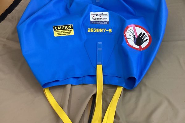 Pallone a paracadute aperto OPB-4400/2000 con brache e grillo, pronto per la spedizione