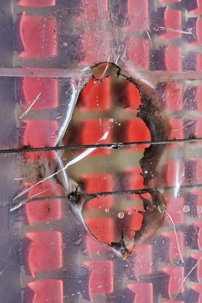 Scheur in een ETFE-membraan, vóór de reparatie