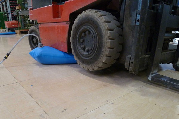 Lifting technology with minimal space requirements