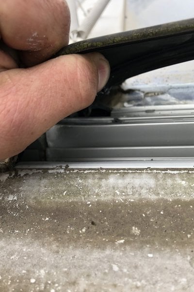 Controle van klemprofiel en afdichting van een ETFE-kussen