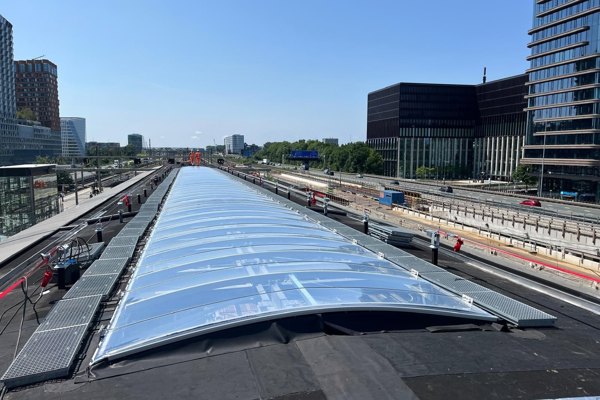 More than 44 metres of single-layer ETFE with stainless steel cables