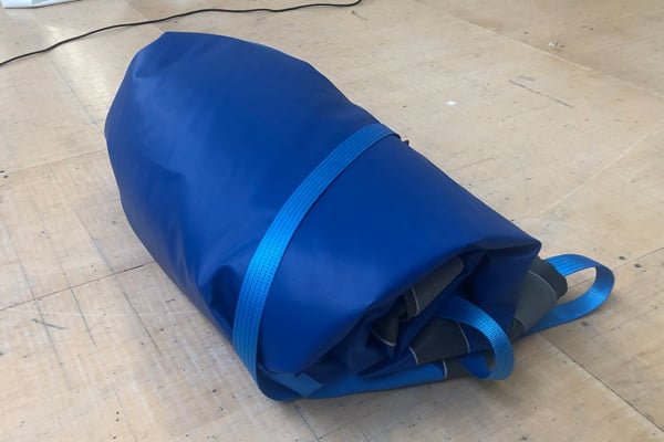 Draagbaar opblaasbaar platform voor werkzaamheden in silo-omgevingen