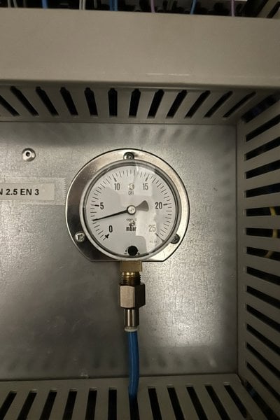 Analoge manometer als extra controle op de kussendruk