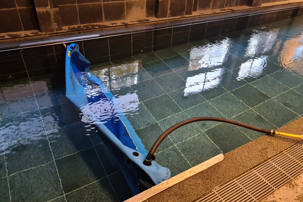 Flexible swimming pool retaining walls