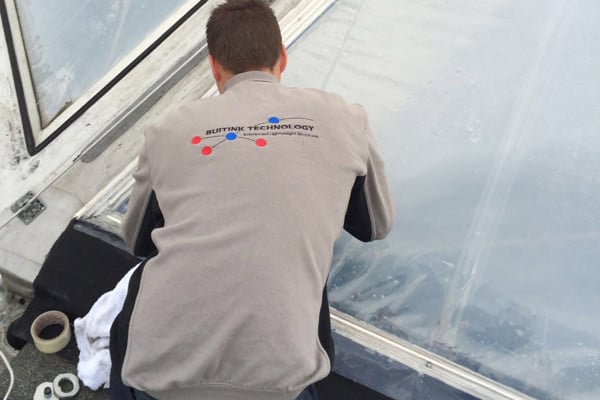 Reinigen van ETFE-folie aan een kussendak