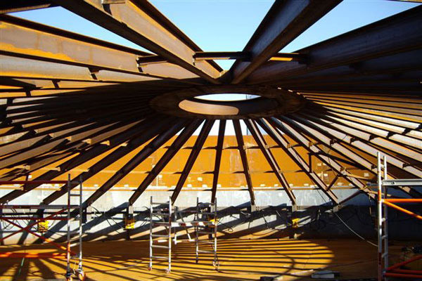 Silo roof lifting systems