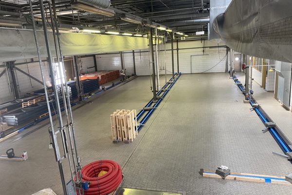 Barrières anti-déversement franchissables posées autour d'une installation de production dans un hall avec trafic de chariots élévateurs