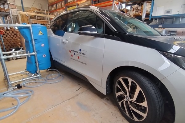 Test op ware grootte: opblaasbaar kussenelement tegen een auto