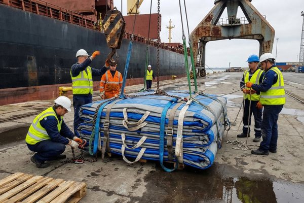 De gevouwen regenkap wordt aangeslagen voor de hijs
