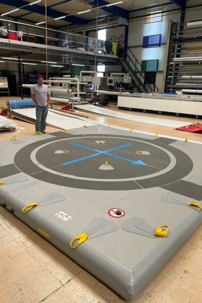 La plateforme d'atterrissage gonflable complète de 5x5 mètres avec poignées et points de fixation