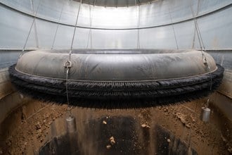 Anel de escova insuflável a limpar a parede de um silo