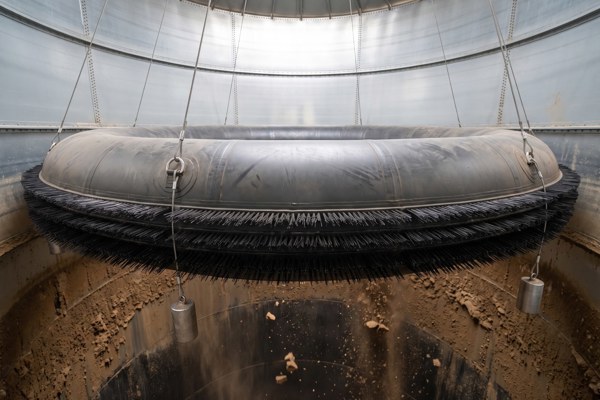 Anel de escova insuflável a limpar a parede de um silo