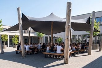 Techo de sombra en un patio escolar