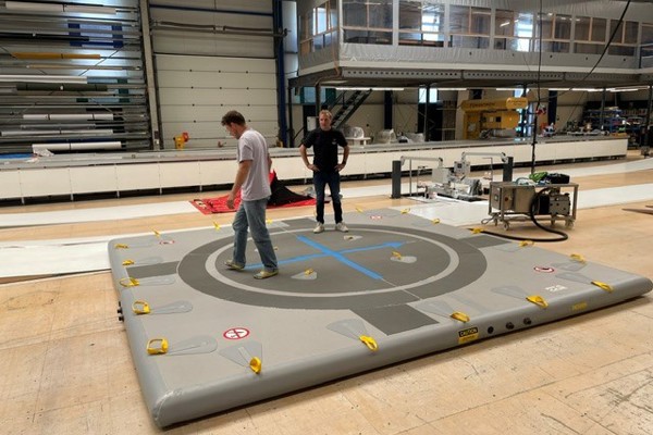 Plateforme d'atterrissage gonflable pour drones de 5x5 mètres dans l'atelier de production de Buitink Technology