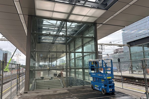 Treppenaufgang mit lichtdurchlässiger ETFE-Decke