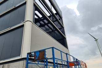 Montage der Textilfassade für den CO₂-Reduktor – Ansicht 1