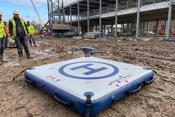 Opblaasbare drone landing pad op een bouwplaats