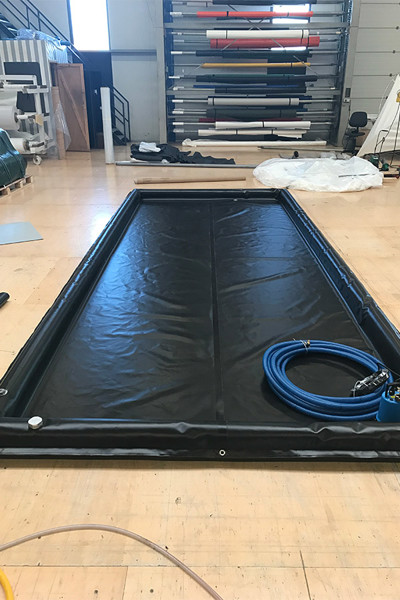 Drainage pit for mobile floors