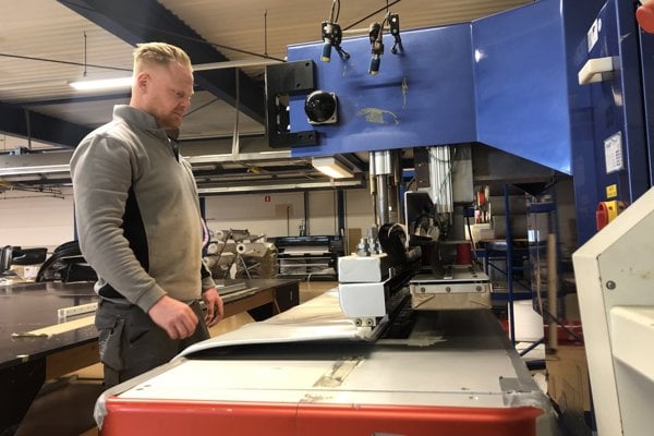 Eigen werkplaats voor nieuwe kussens en doeken