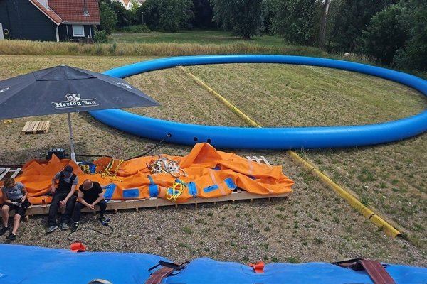 Setting up the reservoir with the inflatable collar and the donut