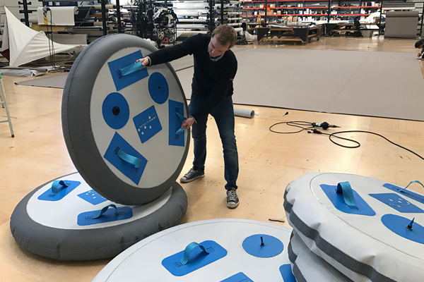 Inflatable sealing systems for slides