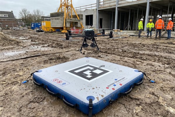 Dron realizando un aterrizaje de precisión en plataforma hinchable en obra