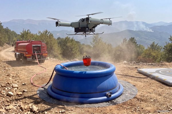 Tanker replenishing the reservoir while the bucket is lifted out