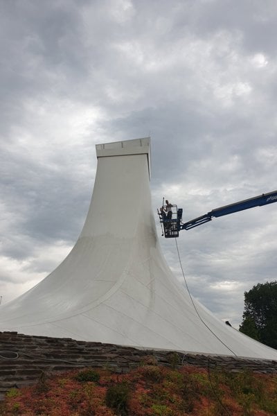 Reinigen van een membraanconstructie vanuit een hoogwerker