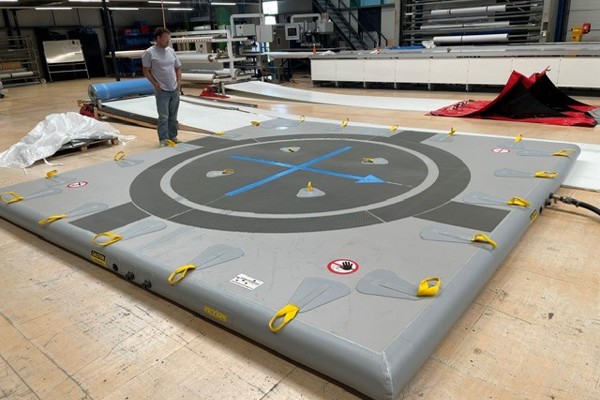 Gros plan de la plateforme d'atterrissage de 5x5 mètres avec cercle d'atterrissage et boucles de fixation